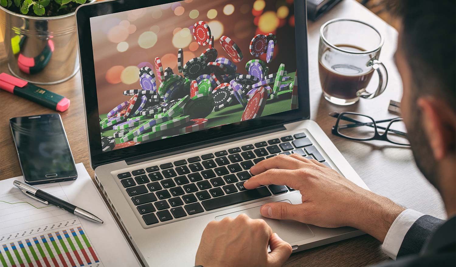Mann spielt in einem Online Casino an seinem Laptop